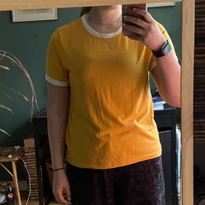 Bik bok t-shirt gul - En Bikbok t-shirt storlek M i gott skick! 