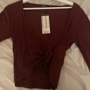 Vin röd tröja  - En helt ny vin röd tröja , har samma i svart om någon är intresserad 
