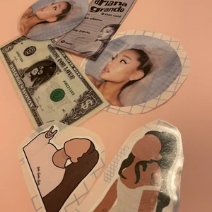 TACK!💗 - Tack för att ni köper!!❤️   Jag tänker att vi firar med ett  😍ARIANTOR BIG PACK😍 Den inner håller: två bokmärken (ny design) Tre stickers, ett stand card och ett mystery ariana armband🤭👍🏽💕 Denna är limited edition och finns ca tre st av!😳💕Tack ingen ni är bäst💕 Kolla in priset snabbt 🤑🤑