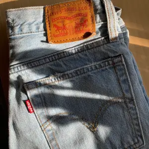 Ett par skitsnygga ljusblå Levi’s 501 wedgie straight, i storken w24/L28. Använda ett fåtal gånger, säljer nu pga. blivit för små. I bra skick! 