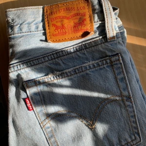 Levi’s 501 wedgie straight!!!!  - Ett par skitsnygga ljusblå Levi’s 501 wedgie straight, i storken w24/L28. Använda ett fåtal gånger, säljer nu pga. blivit för små. I bra skick! 
