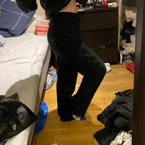 Svarta kostymbyxor  - Svarta kostymbyxor från collections by joy🖤 aldrig använda då dom är förstora. Skriv vid fler frågor😇