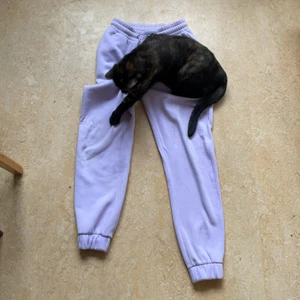 Mjukisbyxor strl xs - Jag säljer dessa pastell lila mjukisarna från monki, strl xs