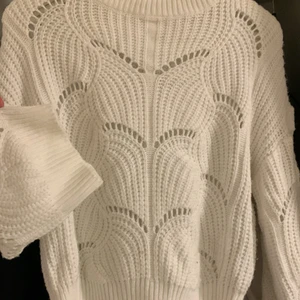 Stickad tröja - Vit stickad tröja från gina i strl S, passar även XS. Fint skick bara lite nopprig som stickade tröjor blir. 50kr+ frakt (osäker på frakten) Kan möjligtvis mötas upp😊 Bud är bindande! Buda med minst +5kr
