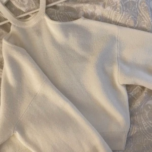 Vit tröja  - Stolek M men passar även S. Skriv privat vid intresse!