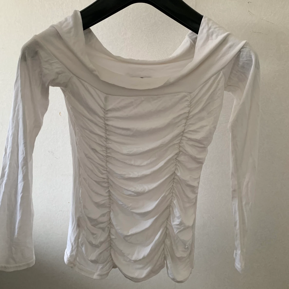 Vit topp med fina detaljer