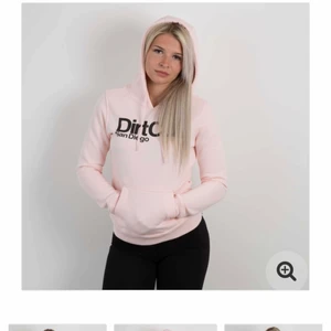 Rosa dirtcult hoodie - Säljer min väl använda dirtcult hoodie då den inte kommer till användning längre. Liten i passform och passar bra på mig som vanligtvis har S eller M. Finns en fläck som inte går bort i tvätten över fickan fram men inget jag skulle vilja säga att man tänker på, skriv för fler bilder. Köparen står för frakten.