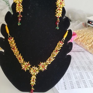 Super snygg halsband set med 1par örhäng - Super snygga halsband med örhengen. Från indian.  Ny skick. 500kr plus frakt 