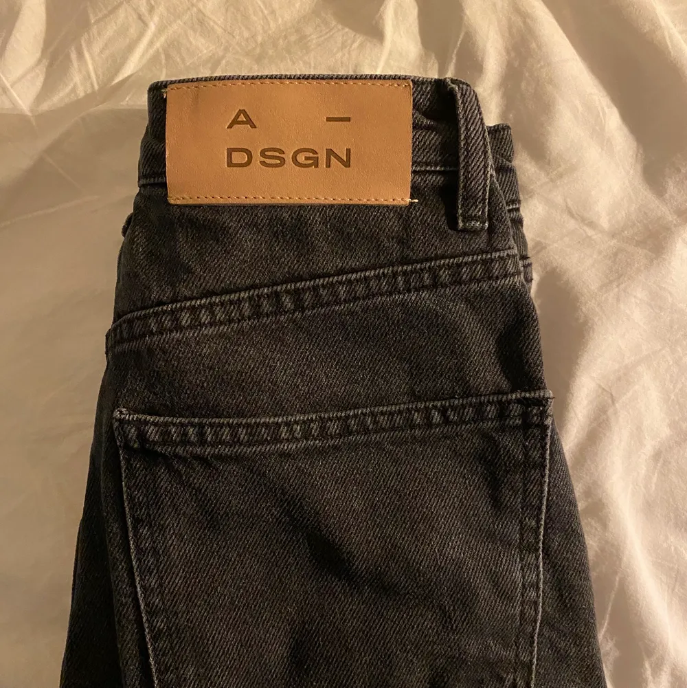 Säljer dessa jättesnygga jeans från Alice Stenlöfs märke a-dsgn. Säljer pga att de är lite förstora för mig. Långa i benen (jag är ca 173). Endast använda 1 gång. De ser nästan svarta ut i ljuset men man ser den riktiga färgen på sista bilden. . Jeans & Byxor.