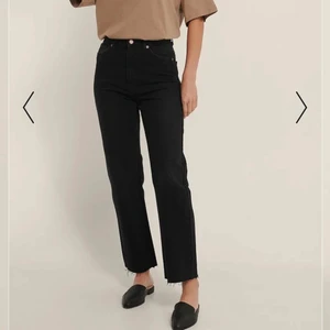 JEANS - NA-KD ekologiska raka jeans som aldrig blivit använda då dom är för stora i midjan och långa i längden. Storlek 36 Jättefin färg som passar till mycket  💜💜 Säljer för 200kr + frakt