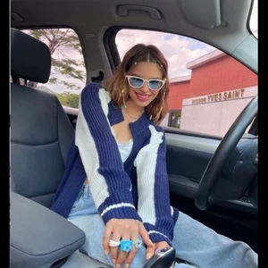 kofta - En söt stickad kofta/tröja som passar med allt. Nästan aldrig använd. (Lånade bilder)