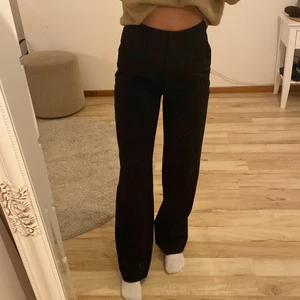 Kostymbyxor NAKD - Säljer mina superfina raka kostymbyxor ifrån nakd i stl 32 💕 Jag är 165 och dom är lite långa på mig och byxorna har fina pressveck fram, och det är inga som helst fel på dom ✨Nypris 499, och jag säljer för 200 + frakt 💕