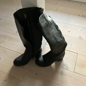 Skor - Ett par gamla boots högklackat. Mammas gamla skor så vet inte riktigt var dom är köpta. Skulle tro att dom är i storlek 39. Väldigt bekväma men säljer då dem inte kommer till användning.