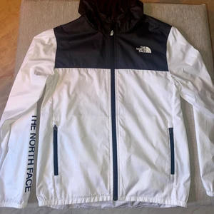 Nothface vindjacka, stl xs-s - Nothface vindjacka, stl xs-s, använd vid ett fåtal tillfällen, nyskick, bra passform, jag är 164 lång och 60kg passar utmärkt på mig. Inköpt 1250kr, mitt pris 800