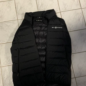 Sail racing väst - Säljer denna sail racing väst som har varit använd 10 ggr ungefär men som håller ett bra skick. Nypris ligger runt 1500kr så tänkte sälja den för 800kr. Priset kan diskuteras. Frakten står köparen för och den ligger på 66kr. Betalning via Swish. 