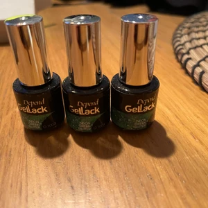 Nagellack  - Olika möjliga färger.💖 20kr för tre nagellack. Då min faster har stängd sin salong och flyttat utomlands har hon lämnat massa produkter till mig, då jag själv inte kommer ha någon användning tänker jag sälja det mesta. Alla produkter är aldrig använda och aldrig öppnade. Kolla gärna mina andra inlägg med fler produkter. Fler bilder kan tas om det önskas ☺️