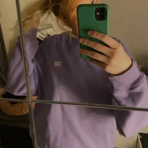 Acne sweatshirt - Jättefin lila acne tröja som tyvärr inte kommer till användning längre…köpt för 2000kr på acnes hemsida. Sitter jättebra oversized på mig som är en S/M. Den är i storlek M. Kommer inte sälja för lägre än 600kr då den är i jättebra skick❤️