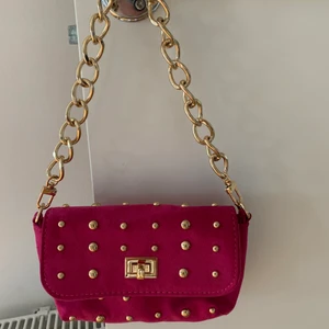 Liten väska  - Liten rosa festväska med guldiga detaljer samt kedja. Oanvänd.