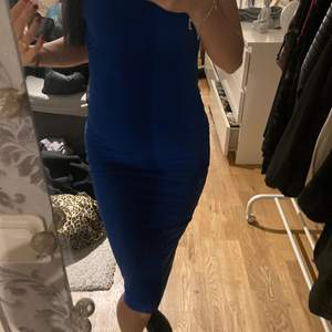 En blå tajt klänning från Rebecca Stella. Ett av banden är sönder och därför kommer jag att sälja den till billigare pris. Klänningen är i storleken xxs men passar definitivt en xs / s 