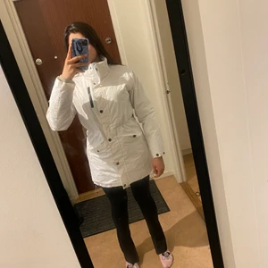Vit vinterjacka  - Använd bara 3 gånger, pris i butik 1.200