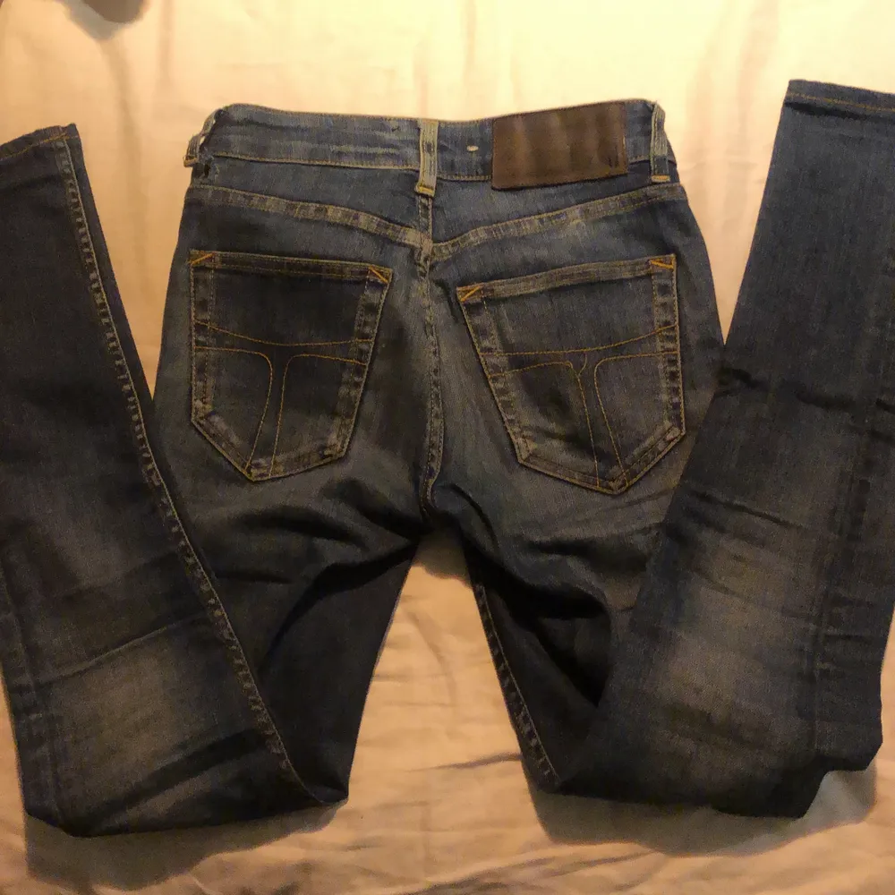 Tiger of sweden jeans i storlek 34. Jeansen har ett hål vid sidan och därav det billiga priset.. Jeans & Byxor.