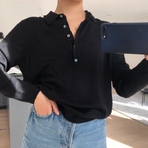 Svart tröja med knappar - Svart tunnare  tröja med knappar. Knappt använd och sitter ganska skönt,  ej jättetight på mig och är i storlek S.       FRAKT ÄR INKLUDERAT I PRISET 🌼