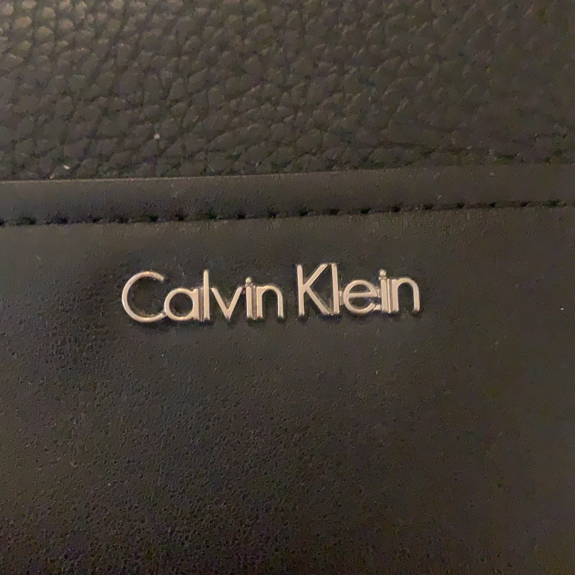 Äkta skinn väska ifrån Calvin Klein - 90