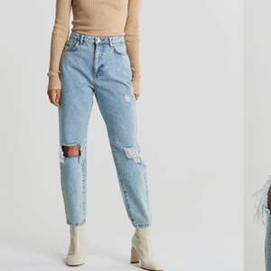 Jeansen är som nya och kommer från Ginatricot🌸 nypris-499kr säljer dessa för 150kr eller bud🌸 Storleken är 34 men passar även s🌸