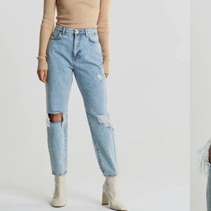 Skit snygga jeans🔥 - Jeansen är som nya och kommer från Ginatricot🌸 nypris-499kr säljer dessa för 150kr eller bud🌸 Storleken är 34 men passar även s🌸