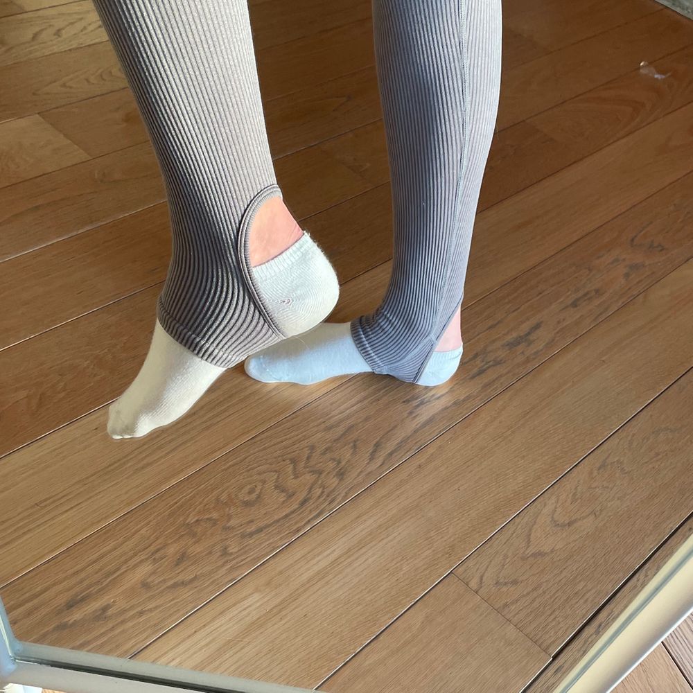 Ribbade grå leggings från Zara, går runt foten så de inte går upp när du går 💗 storlek M/L men passar någon som har S i leggings ✨. Jeans & Byxor.