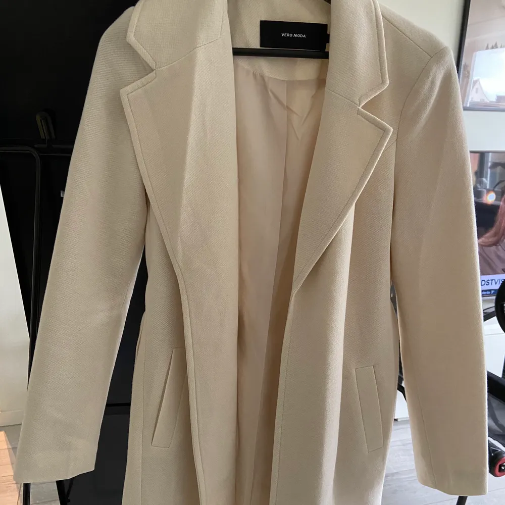 Fin cremevit kappa från Vero Moda, endast provad i storlek S. 180 kr inklusive frakt. . Jackor.