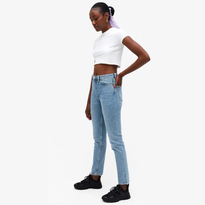 Jeans från Monki i modellen Kimomo, i storlek 24. Köpta här på Tise men har knappt använt dem, så de i bra skick!🤩 Tveka inte vid frågor och bilder 😇 Köparen står för frakten 😌. Jeans & Byxor.