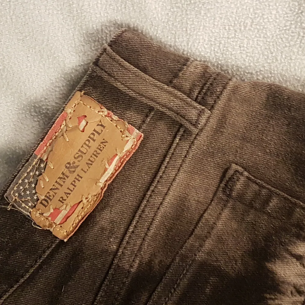 Unika Ralph Lauren jeans, nästan som tie dye! Svarta  och vita. Varan är i mycket bra skick. Väldigt unika men fortfarande ett märkesplagg. Kostade över 1000 kroner men säljer direkt för 200 kr utan budgivning.. Jeans & Byxor.