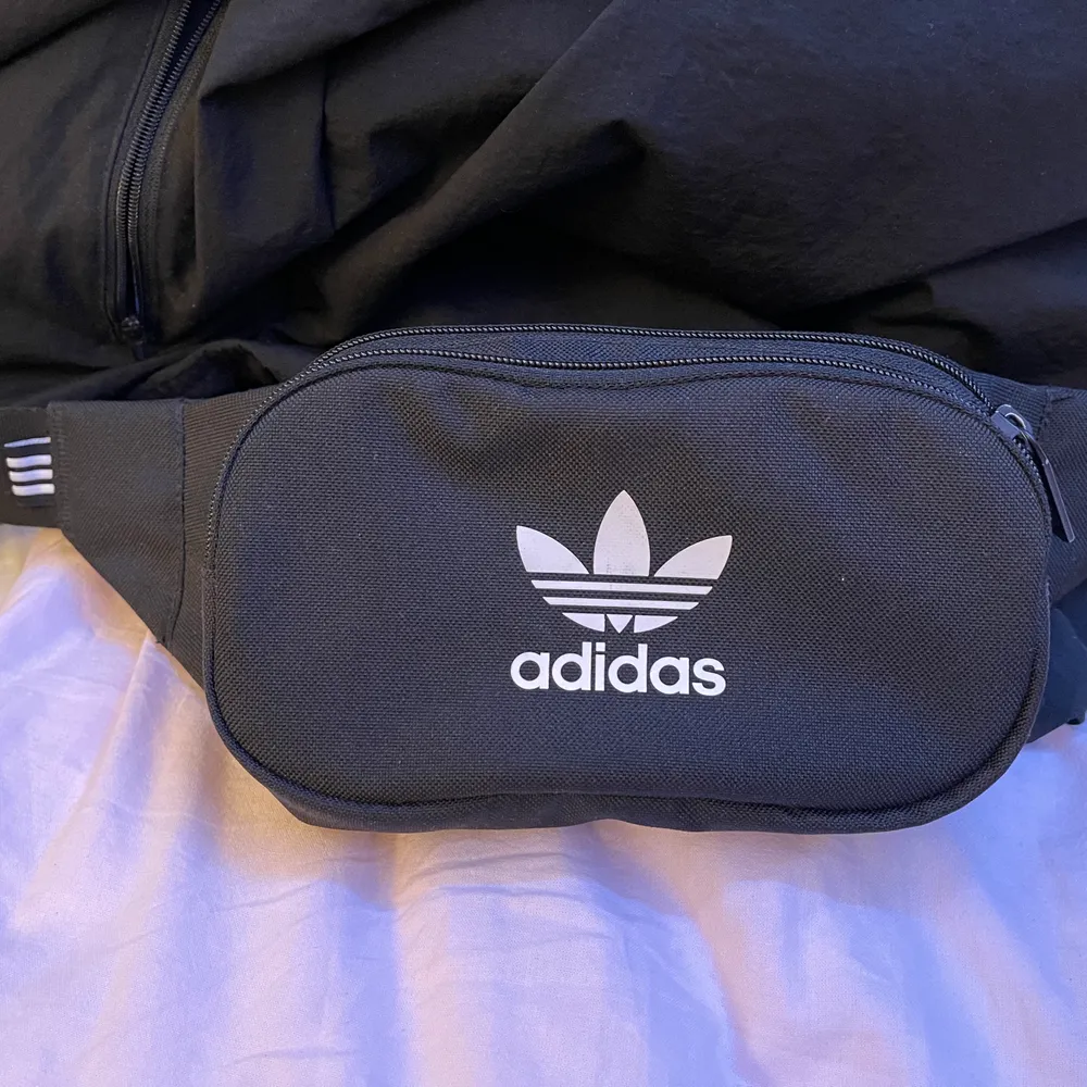Knappt använd fannypack (Adidas), 2 fickor✨. Väskor.