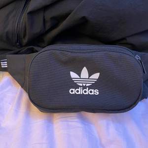 Knappt använd fannypack (Adidas), 2 fickor✨