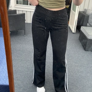 Gina Tricot  - Jättesköna vida svarta byxor, fin passform, fint skick, använt ca 4 ggr, säljer för att jag aldrig änvänder dem. Köparen står för frakt. 