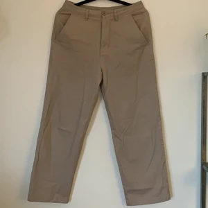 Santa cruz chinos - Chinos från santa cruz, knappt använda! Samma byxa som på andra bilden fast lite mörkare färg (se sista bilden) Köparen står för frakt🤎 det är storlek 8 men vet ej om det är xs eller s, men på mig sitter dem mer som xs än s