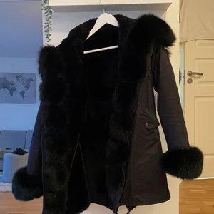 Parka jacka med päls  - Säljer min parka Fatima i storlek M, väldigt snålt använd så den är i bra skick köpt på glittershoppen förra vintern. 
