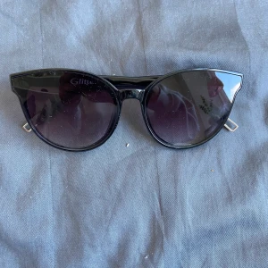 Solglasögon - Skriv vid intresse