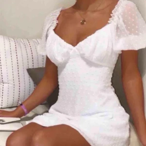 Studentklänning från Missguided - Vit klänning från Missguided i storlek 34. Så fin till student eller liknande💘Endast testad med lapp kvar. Säljer för 210kr inkl frakt🌈Skickar med Postnord! Skriv här eller privat för frågor🥰
