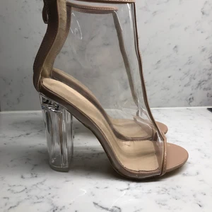 Klackskor i patent - Skor från Boohoo 