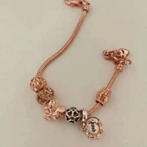 Pandora armband - Snyggt armband som liknar Pandora. I roseguld och väldigt fint.