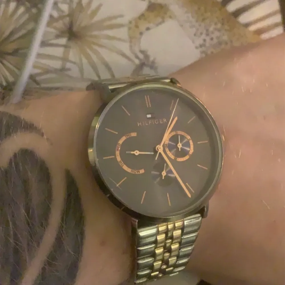 Säljer nu denna klocka av Tommy Hilfiger. Perfekt skick, fungerar felfritt. Nypris: 1899:-. Accessoarer.