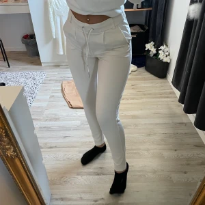 Mjukisbyxor från only - Skit snygga mjukisbyxor som man även kan använda till vardagen, det enda negativa är att metallbiten har lossnat från snöret (se bild) storlek xs