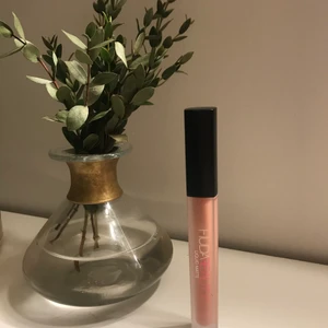 Huda beauty - Matt läppstift ifrån huda beauty, säljer för 50kr. Endast testad🥰