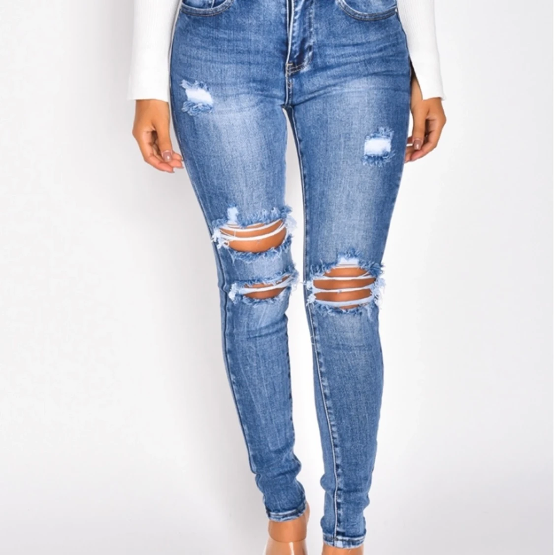 Snygga  jeans med hål storlek S