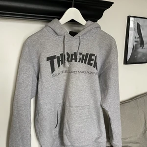 Grå TRASHER hoodie!! - En grå trasher hoodie i storlek S. Jag klippte av snörena för jag tyckte de var för långa. Köpt för ca 3 år sedan. Priset går att diskuteras!!