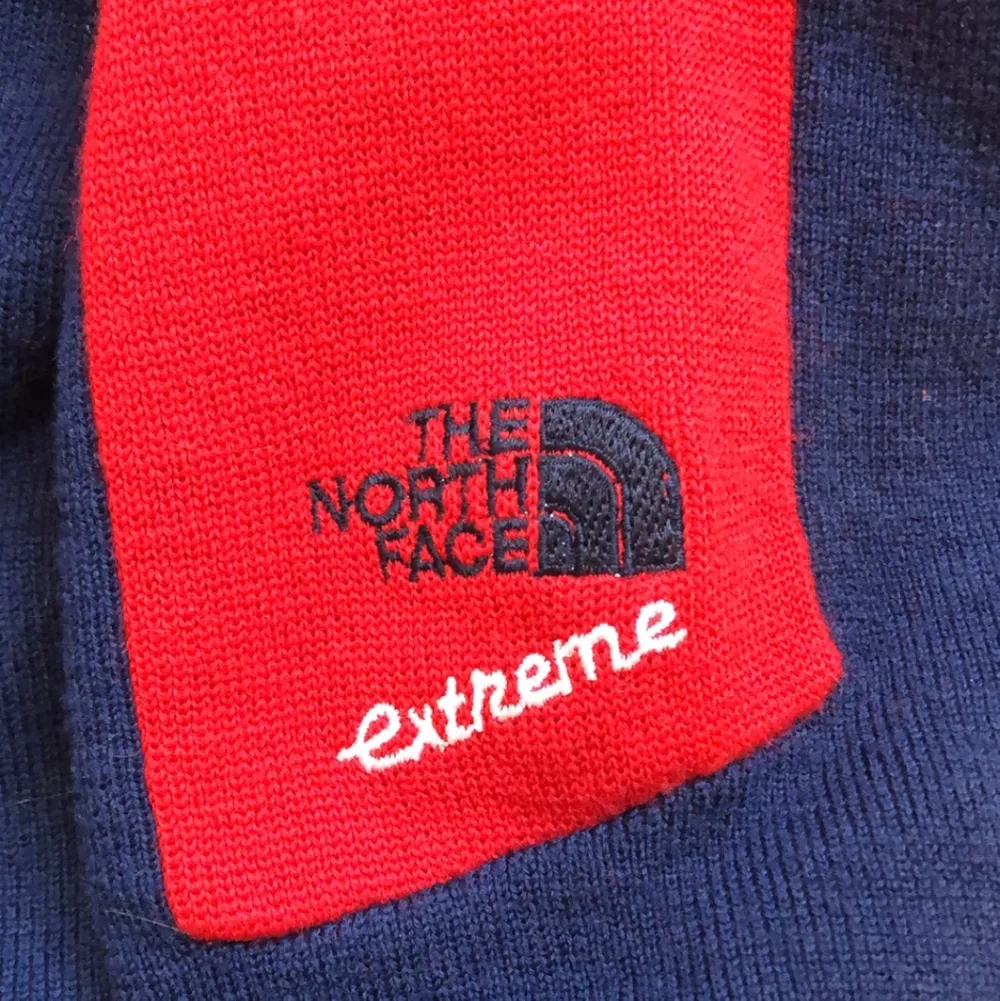 Blå och röd The north face tröja med en kort dragkedja vid halsen. Köpt på second hand, vet ej hur gammal. Storleken är XL men passar bra på S blir snyggt oversized. Fler bilder finns, skriv privat!. Tröjor & Koftor.