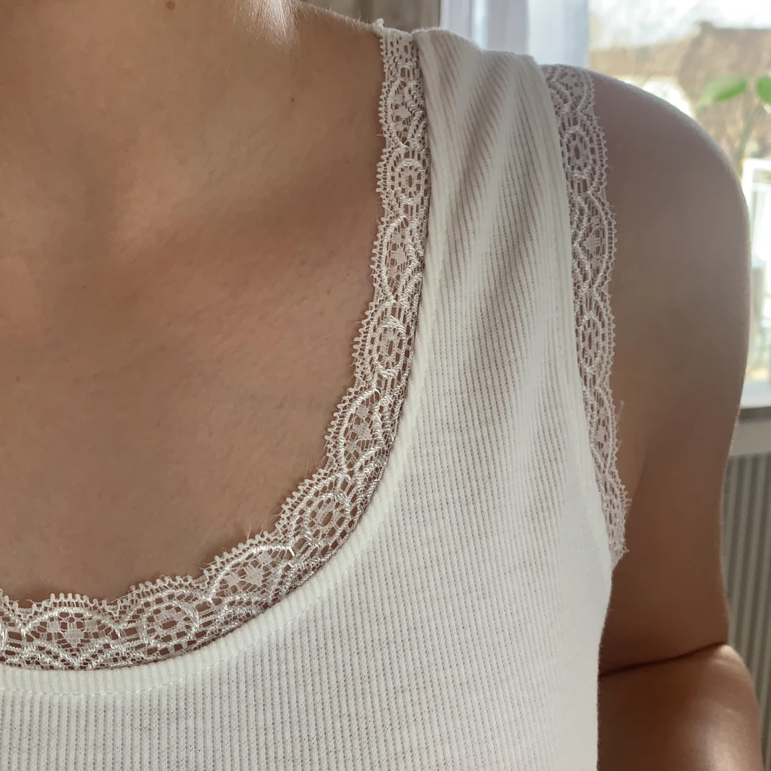 Vitt linne med detaljer i spets - 91