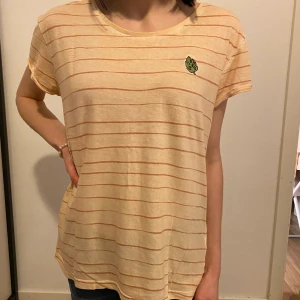 Randig orange T-shirt - Använd bara ett par gånger. Lägsta bud: 40